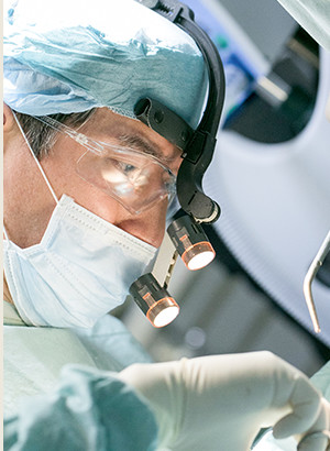 インプラントオペ中の院長